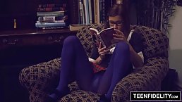 Nerdy κορίτσι, Alaina Dawson ήταν διαβάζοντας ένα συναρπαστικό βιβλίο και την ημέρα που ονειρεύεται να κάνουν άγριο σεξ